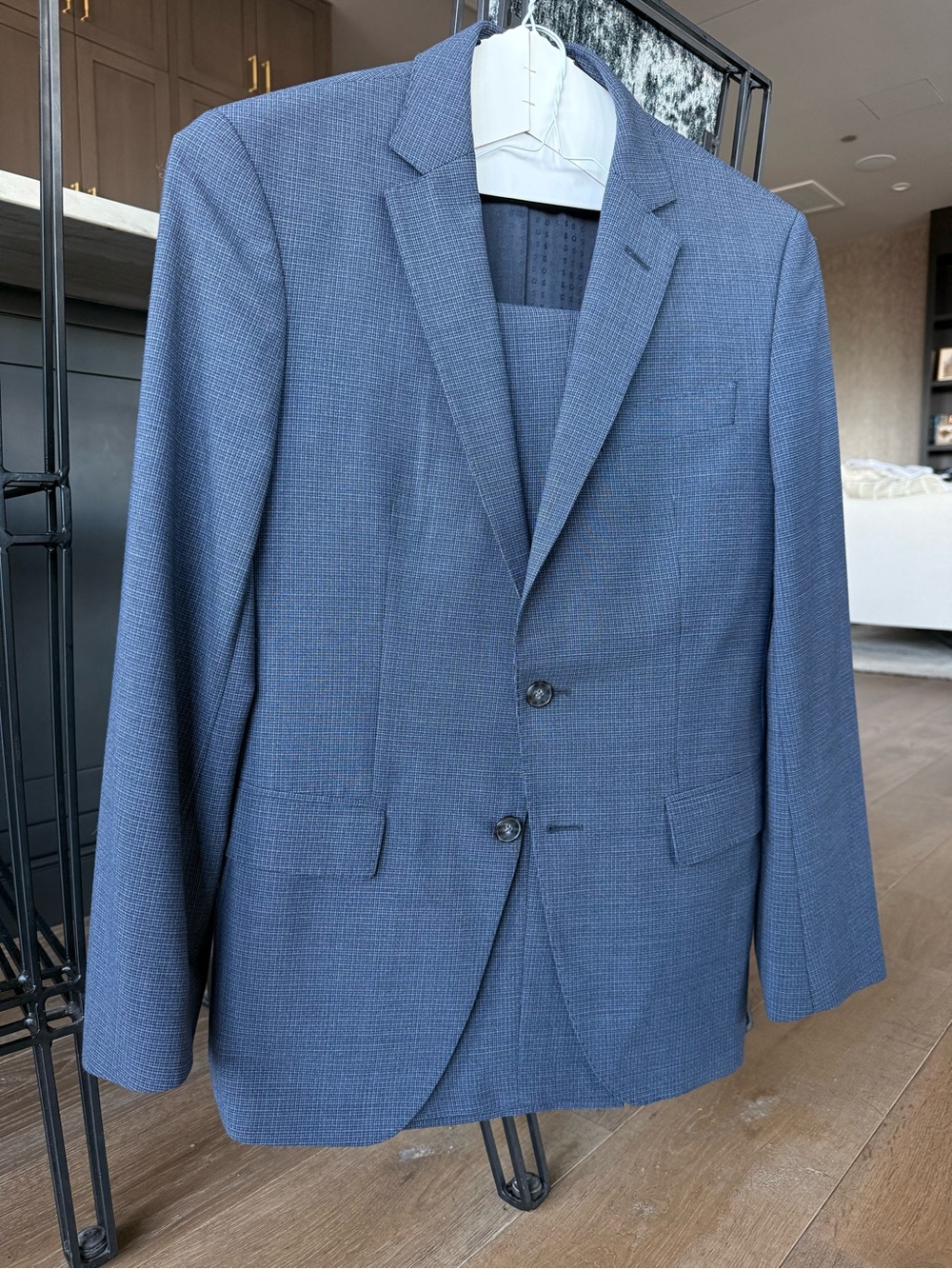 Classic Boss Men's Blue Two-Button Suit Size 36R